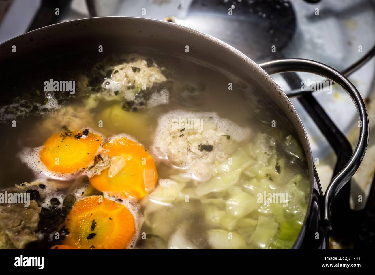 La soupe est cuite sur la cuisinière pendant la cuisson dans une grande casserole. Banque D'Images