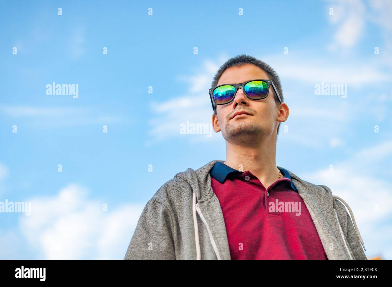 Portrait d'un jeune homme avec des lunettes dans la rue Banque D'Images