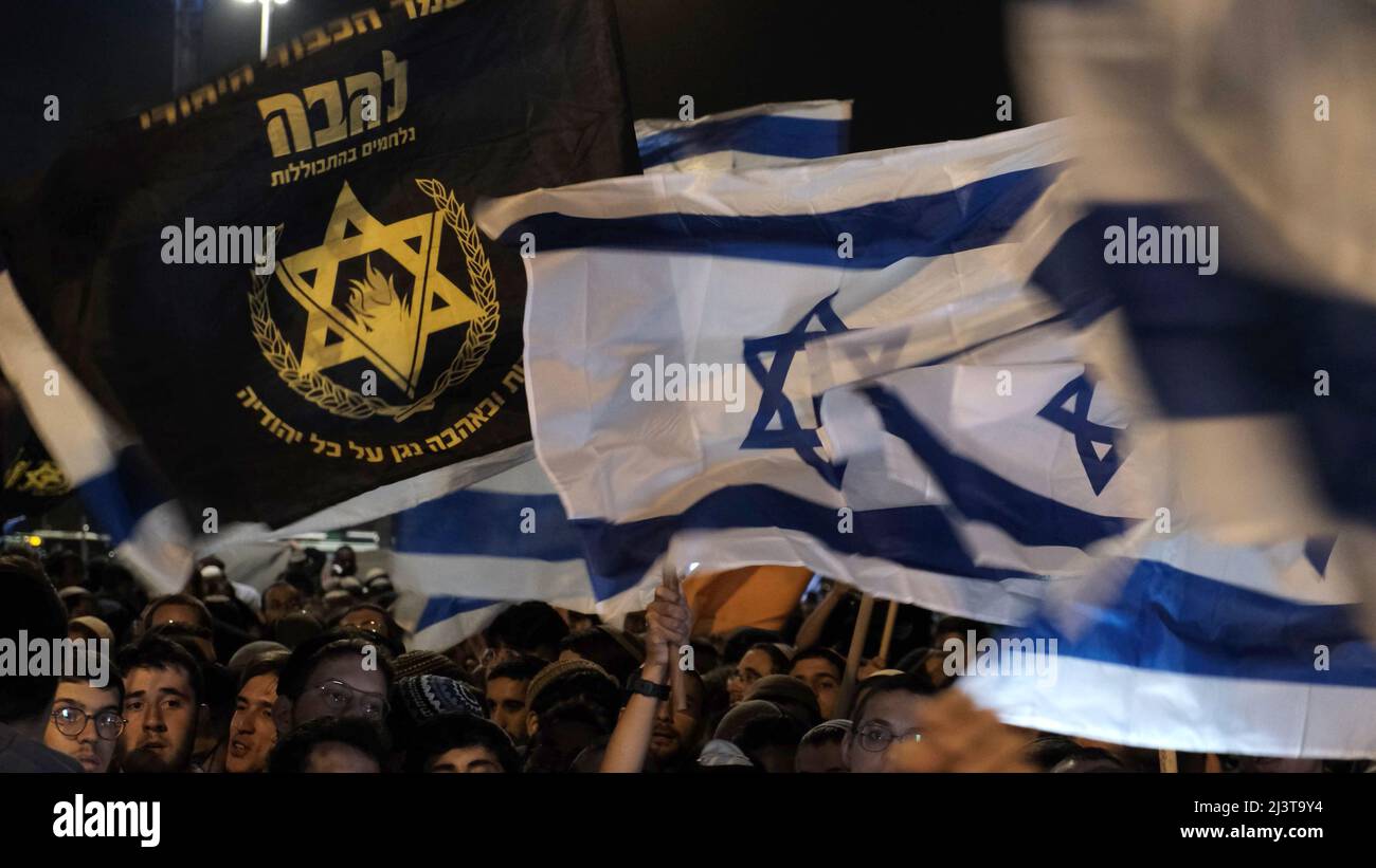 Les manifestants israéliens de droite détiennent les drapeaux israéliens et le drapeau du groupe juif extrémiste de Lehava dont l'objectif principal est d'opposer l'assimilation des juifs, s'opposant à toute relation personnelle ou commerciale entre juifs et non juifs, lors d'un rassemblement de droite contre le gouvernement le 6 avril 2022 à Jérusalem, en Israël Banque D'Images