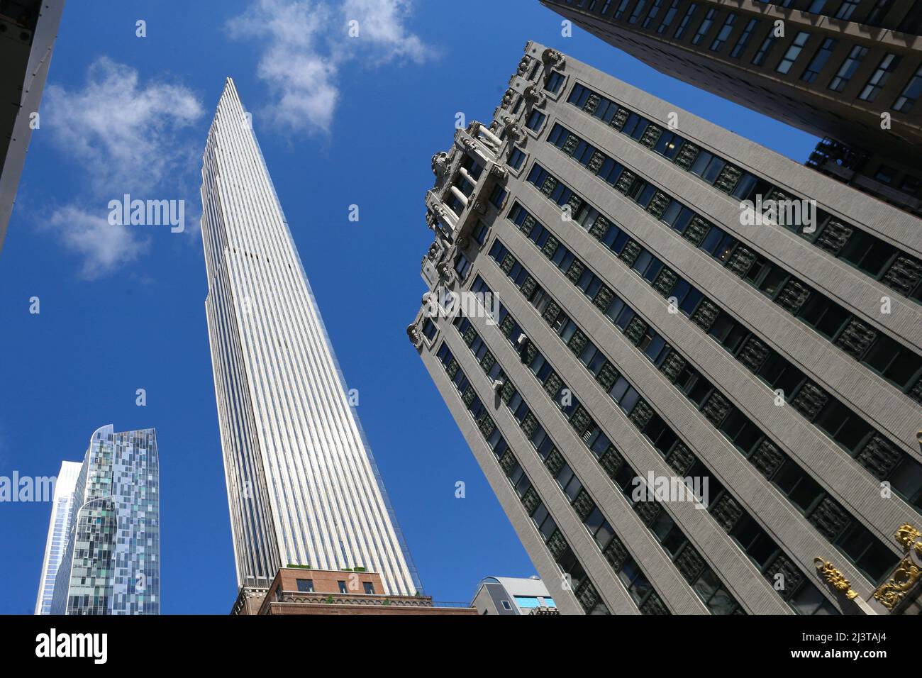 Le plus petit gratte-ciel au monde, le Steinway Tower est prêt pour ses premiers résidents à New York, NY, USA, le 9 avril 2022. Steinway Tower, ou 111 West 57th Street, a un rapport hauteur/largeur de 24:1, ce qui en fait « le gratte-ciel le plus mince du monde », selon les développeurs. A 1 428 pieds, c'est également l'un des plus hauts bâtiments de l'hémisphère occidental, tombant à côté de deux autres à New York : un World Trade Center à 1 776 pieds et Central Park Tower à 1 550 pieds. Le centre-ville de Manhattan comprend 60 appartements répartis sur les 84 étages de la tour et les environs Banque D'Images