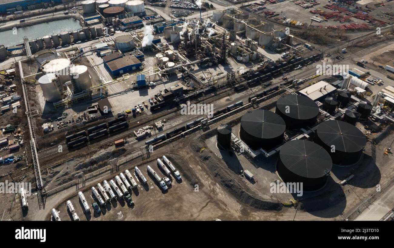 Une vue aérienne au-dessus de la zone industrielle Hamilton Bayfront par temps ensoleillé; une usine de production d'asphalte et de produits chimiques est illustrée ci-dessous. Banque D'Images