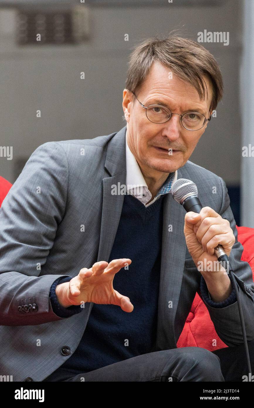 Mülheim an der Ruhr, Allemagne, 9 avril 2022. Campagne électorale du SPD pour l'élection de l'Etat NRW 2022. Karl Lauterbach, secrétaire à la Santé, participe au festival de la santé du SPD à l'Alte Dreherei Banque D'Images Mülheim an der Ruhr, Allemagne, 9 avril 2022. Campagne électorale du SPD pour l'élection de l'Etat NRW 2022. Karl Lauterbach, secrétaire à la Santé, participe au festival de la santé du SPD à l'Alte Dreherei Banque D'Images