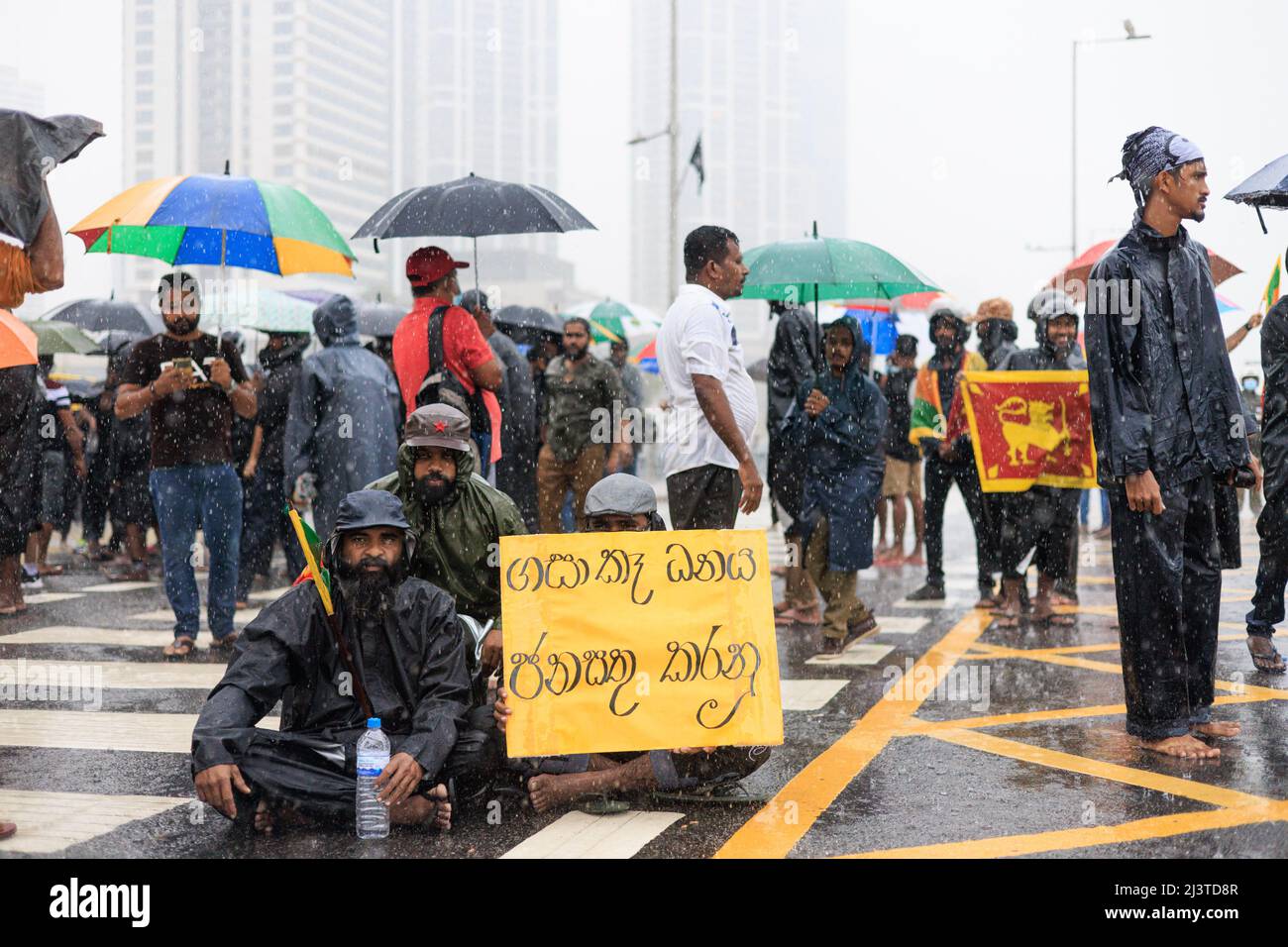 Crise économique et politique au Sri Lanka. Police anti-émeute et agents de police. Le président sri lankais Gotabaya Rajapaksa est confronté à la plus grande manifestation de rue. Banque D'Images