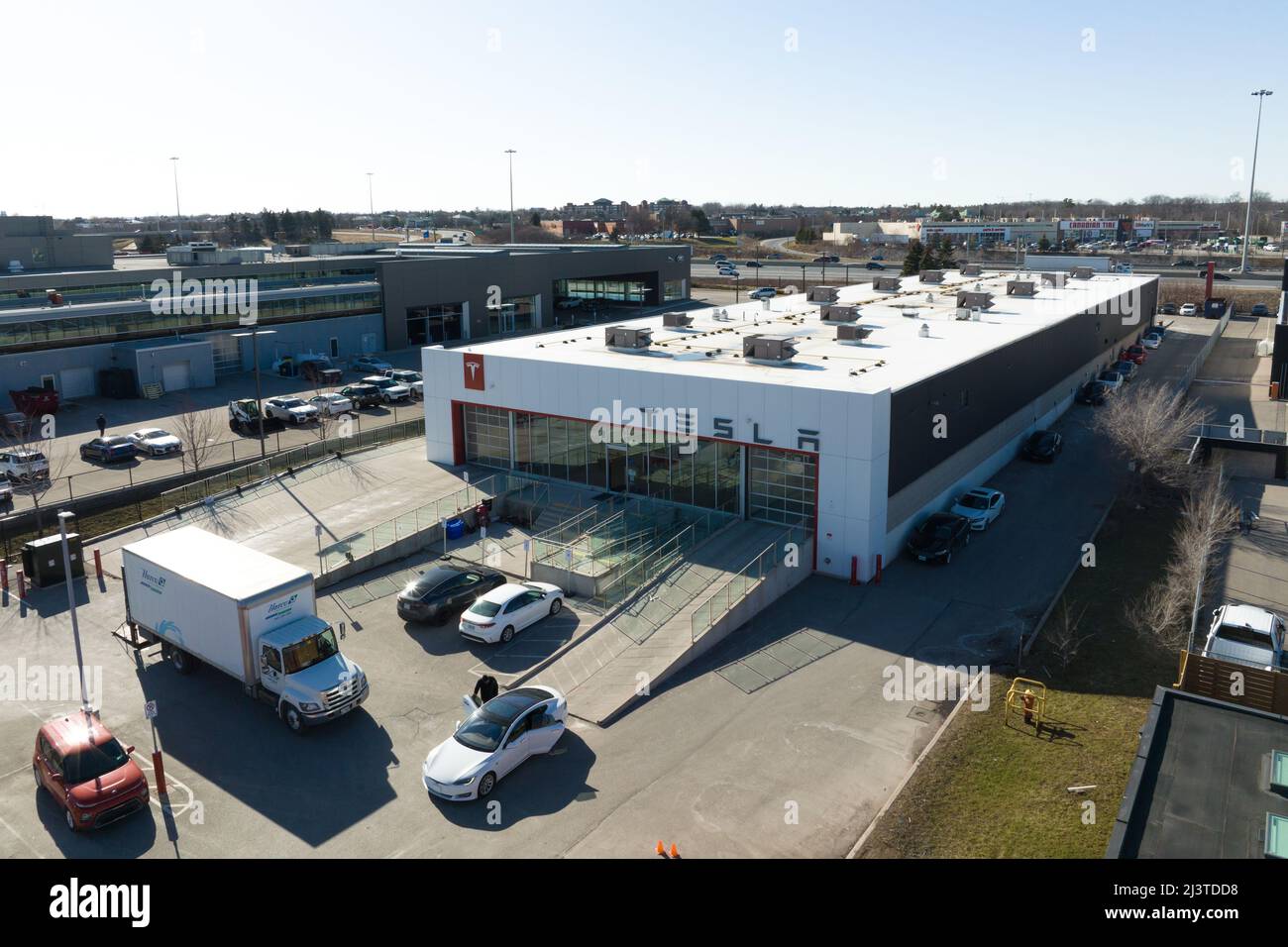 L'avant d'un établissement concessionnaire et d'un centre de service de Tesla (TSLA) est vu par temps ensoleillé. Banque D'Images