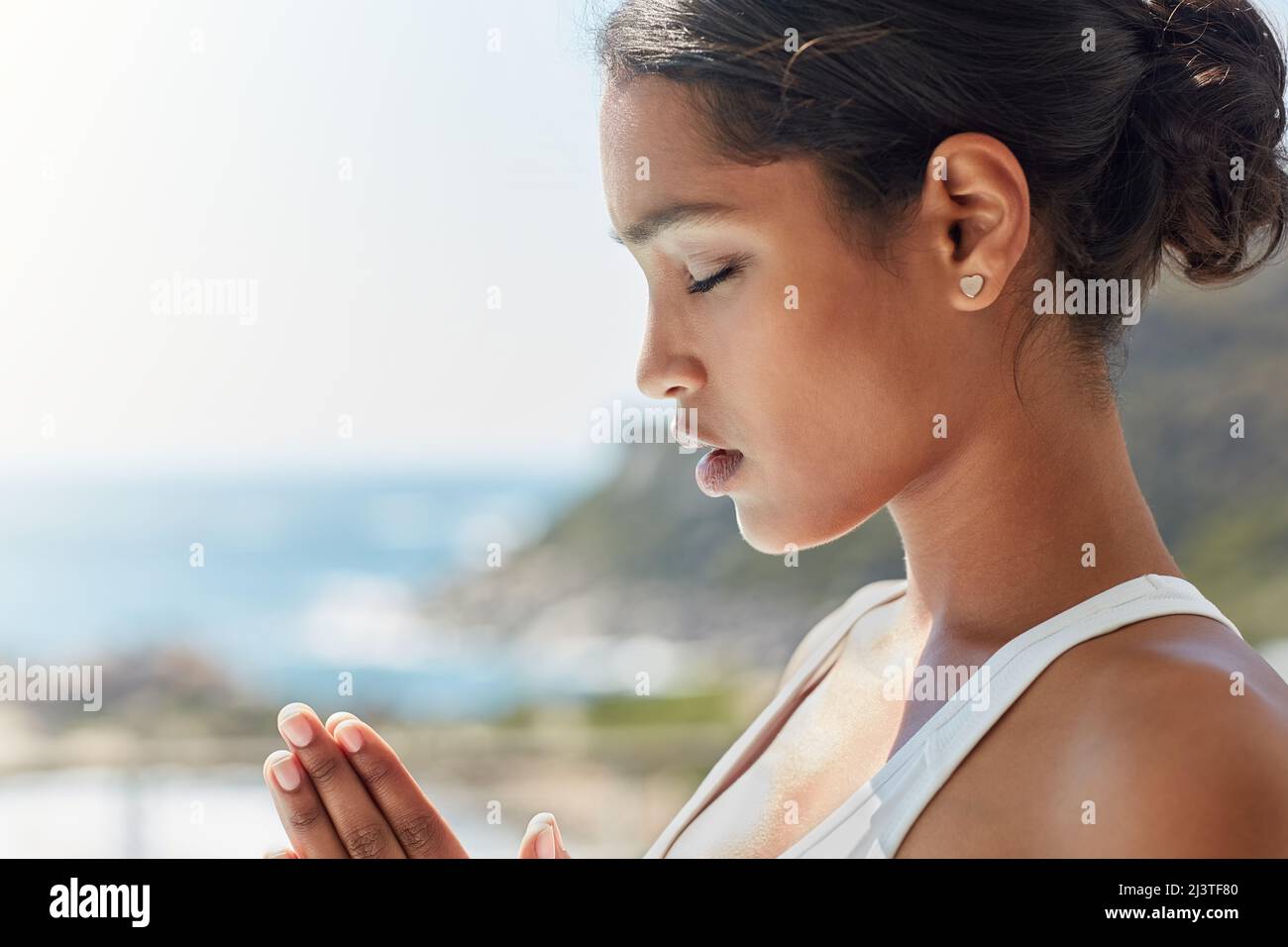 Donnez au monde une bonne énergie. Photo d'une jeune femme pratiquant le yoga. Banque D'Images