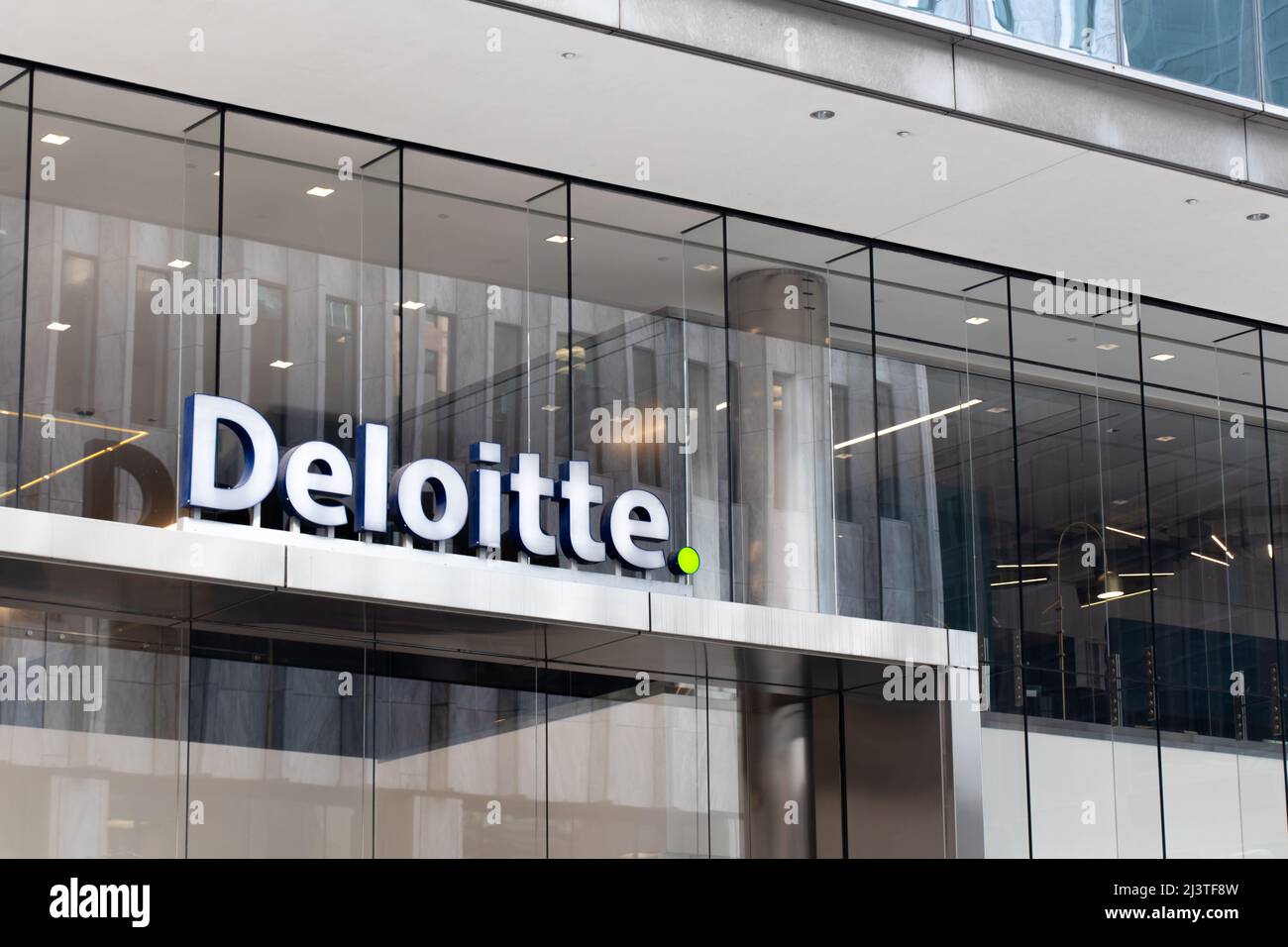 Le logo Deloitte, une firme de services professionnels, est visible à l'avant de leur bureau de Toronto. Banque D'Images