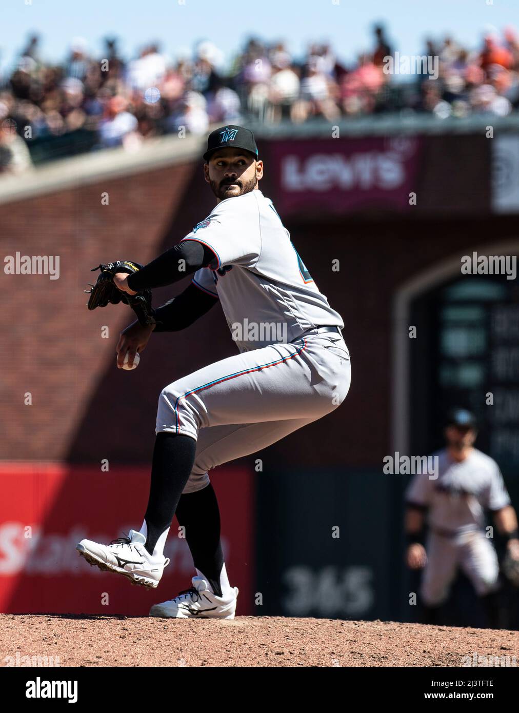 Avril 09 2022 San Francisco CA, États-Unis Miami départ du pichet Pablo Lopez (49) sur la plaie pendant le match MLB entre les Miami Marlins et les San Francisco Giants. Les Marlins ont battu les Giants 2-1 à Oracle Park San Francisco Calif. Thurman James/CSM Banque D'Images