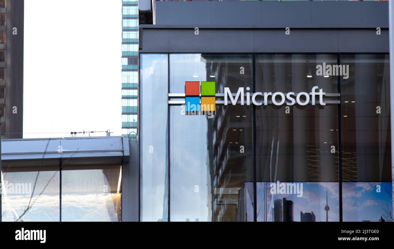 Un panneau Microsoft est affiché sur le côté d'un immeuble du centre-ville de Toronto par temps ensoleillé. Banque D'Images