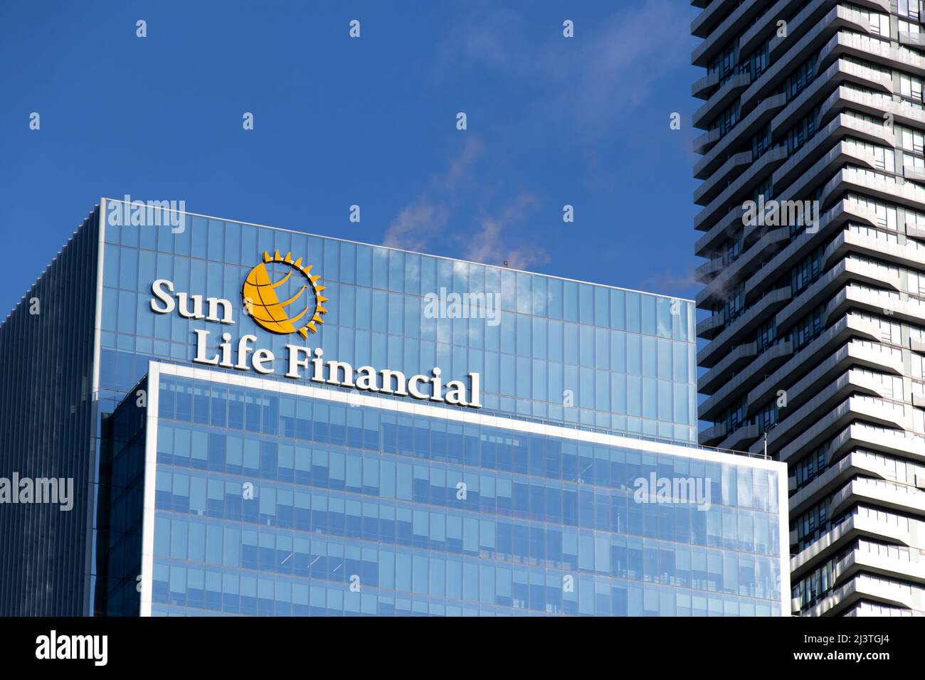 Le logo de la financière Sun Life est visible au sommet de leur immeuble de bureaux au centre-ville de Toronto. Banque D'Images
