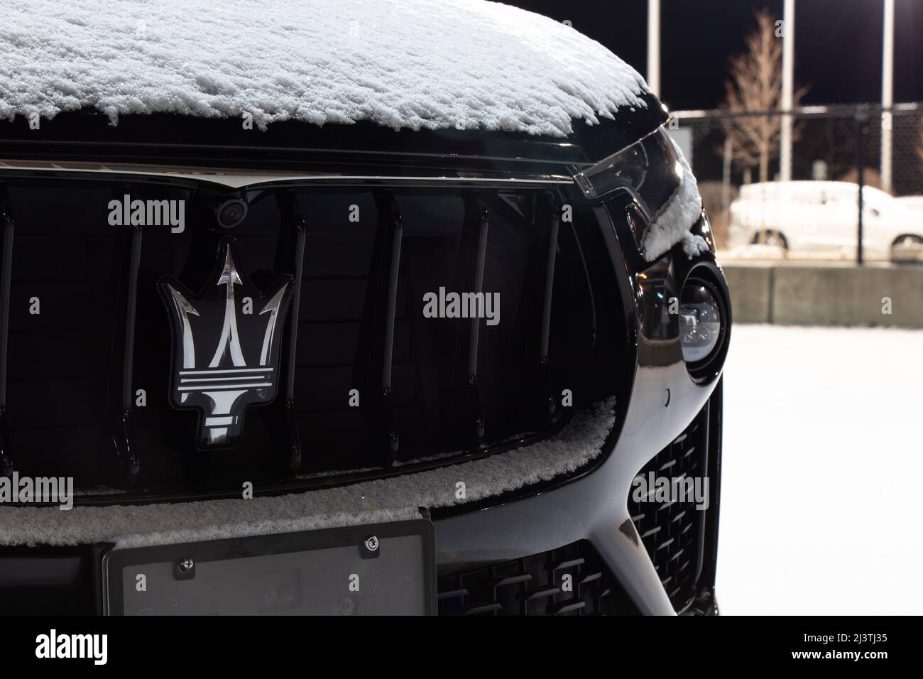 Maserati, un constructeur italien de véhicules de luxe, logo est vu sur la calandre avant d'une nouvelle voiture garée dans un concessionnaire. Banque D'Images