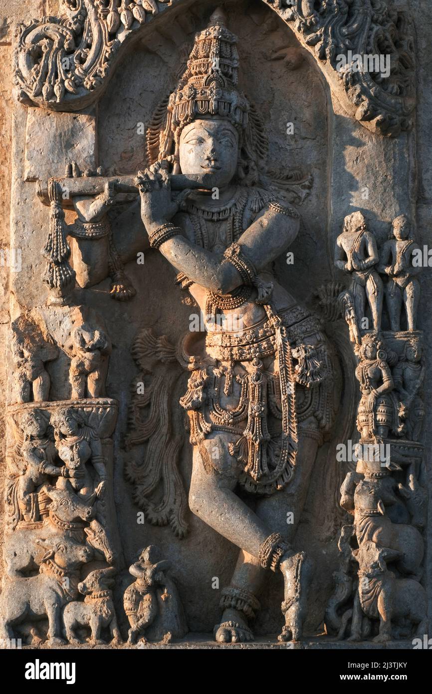 Pierre Sculpture de la belle Femme (Madanikas) avec un foyer sélectif, temple hindou du 12th siècle, art antique de pierre et sculptures dans chaque pilier, Che Banque D'Images