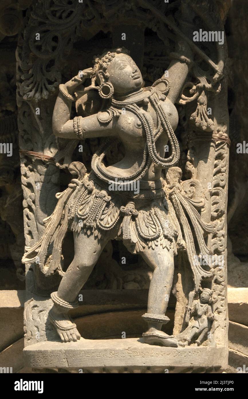 Pierre Sculpture de la belle Femme (Madanikas) avec un foyer sélectif, temple hindou du 12th siècle, art antique de pierre et sculptures dans chaque pilier, Che Banque D'Images