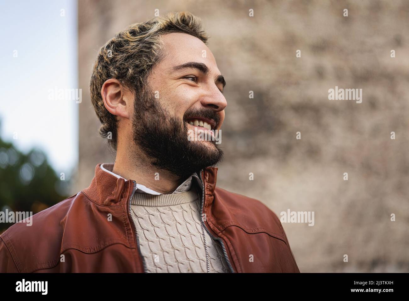 Portrait extérieur d'un jeune homme barbu de 25-30 ans - espace de copie Banque D'Images