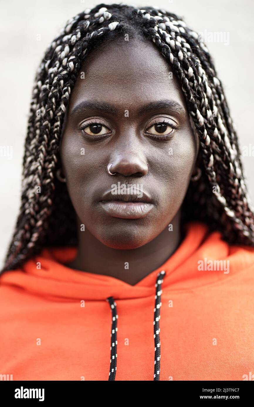 Gros plan portrait d'une femme africaine avec des dreadlocks Banque D'Images