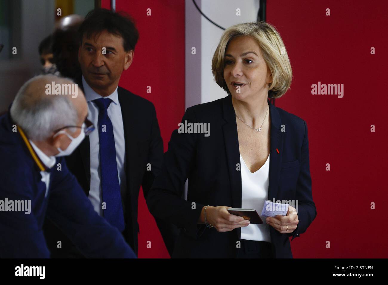 Valérie Pecresse, chef de la région parisienne Ile-de-France et candidate à  la présidence du parti conservateur des Républicains (LR), arrive à un  bureau de vote pour voter au premier tour de l'élection