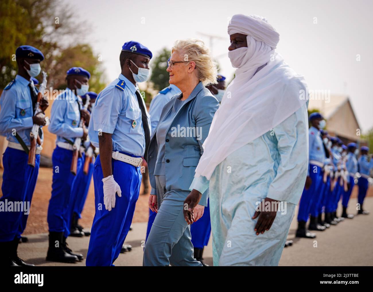 Niamey, Niger. 10th avril 2022. Christine Lambrecht (SPD), ministre allemande de la Défense, est reçue avec distinction militaire par son homologue nigérian Alkassoum Indatou (r). Elle avait déjà visité la base aérienne de Niamey, qui fait partie de la mission de la MINUSMA des Nations Unies et fournit une grande partie des fournitures logistiques aux forces allemandes au Mali et au Niger. Credit: Kay Nietfeld/dpa/Alay Live News Banque D'Images