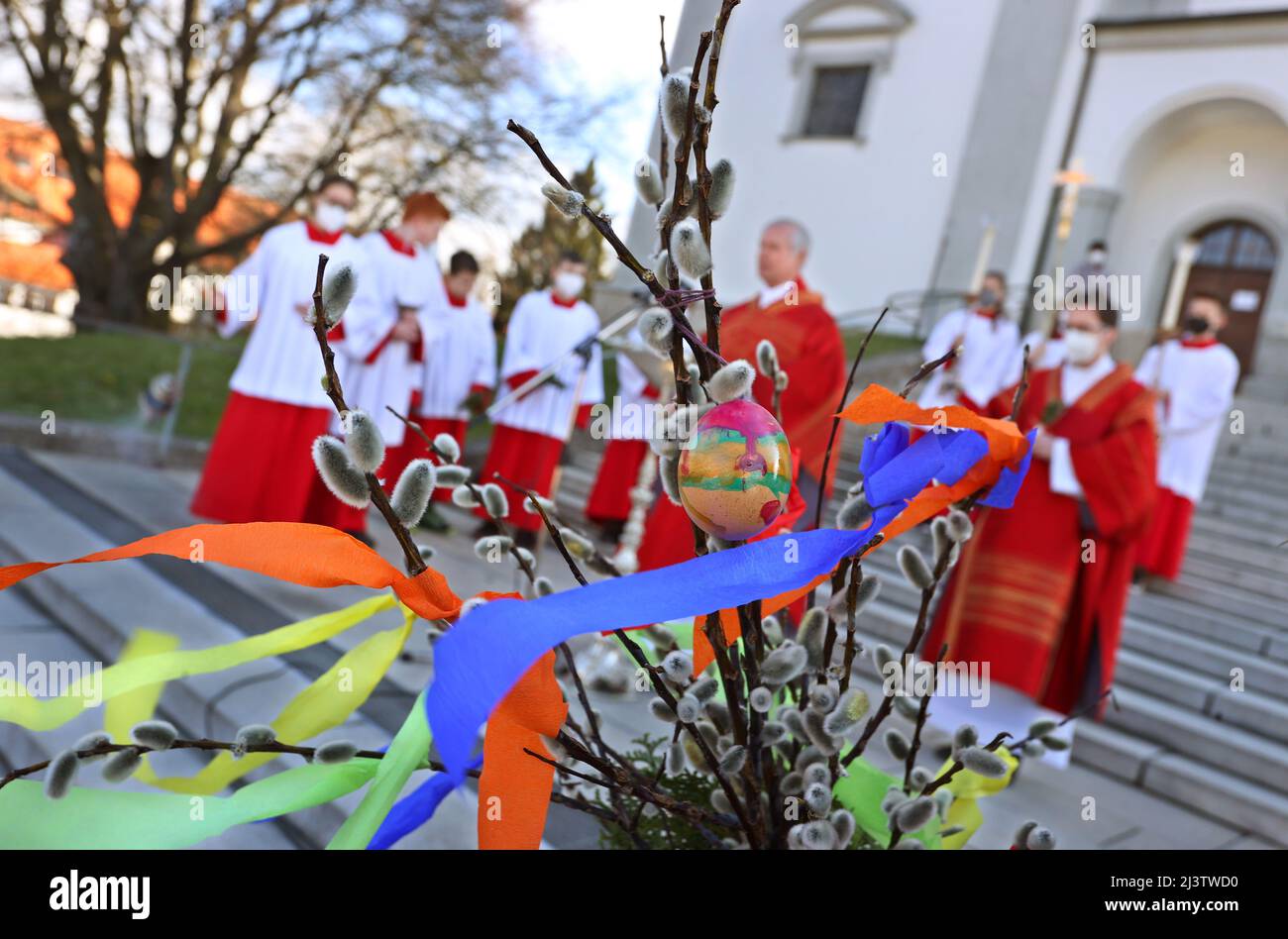 Kempten, Allemagne. 10th avril 2022. Les bouquets de palmier sont consacrés devant la basilique Saint-Laurent. Dimanche des palmiers, comme le dernier dimanche avant Pâques, annonce la semaine Sainte. Les lapins de palmier, faits de branches à feuilles persistantes, sont destinés à rappeler l'entrée de Jésus à Jérusalem, qui a été honoré de branches de palmier. Credit: Karl-Josef Hildenbrand/dpa/Alay Live News Banque D'Images