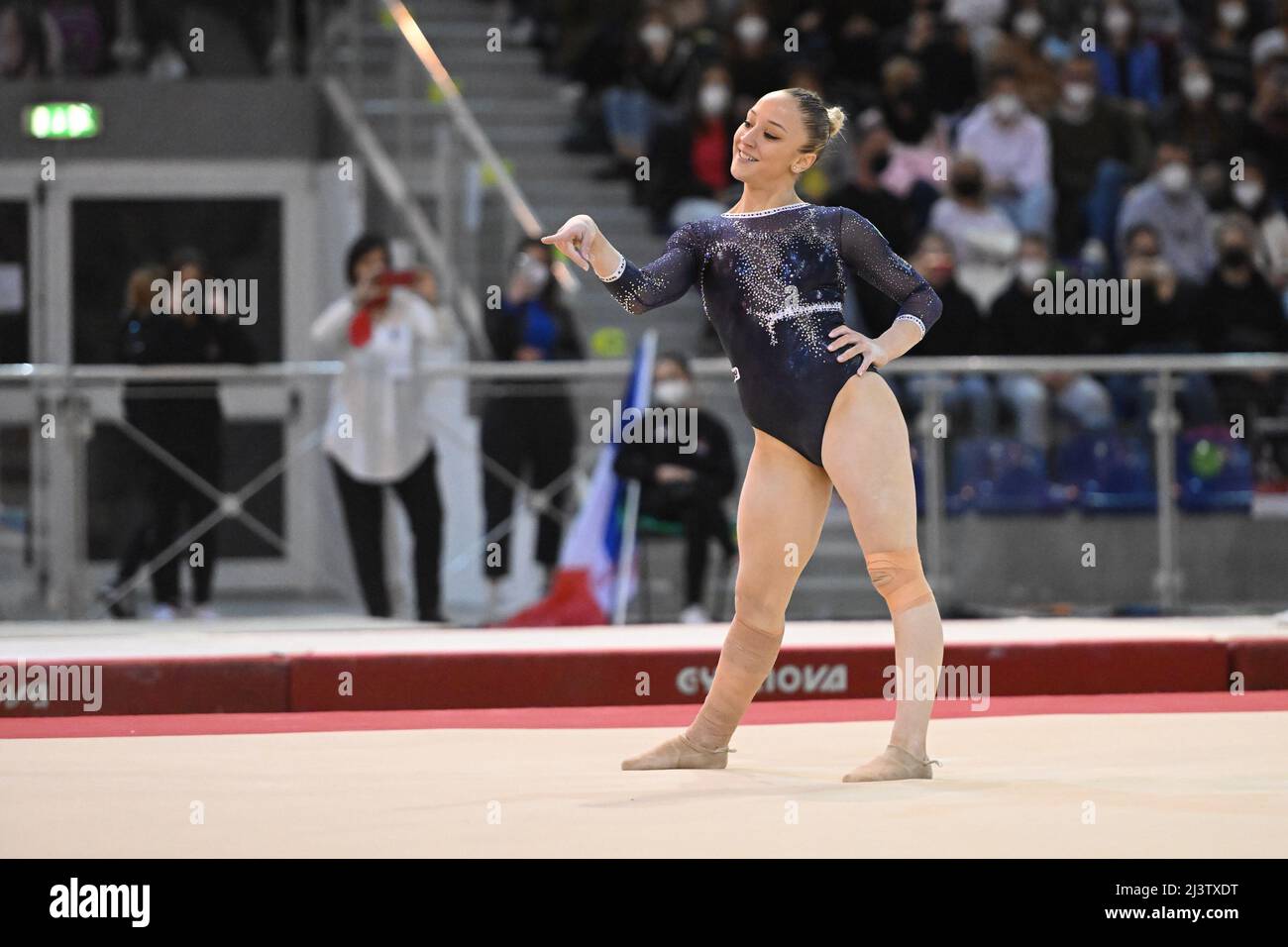Martina Maggio (Italie) étage pendant le Trophée de gymnastique