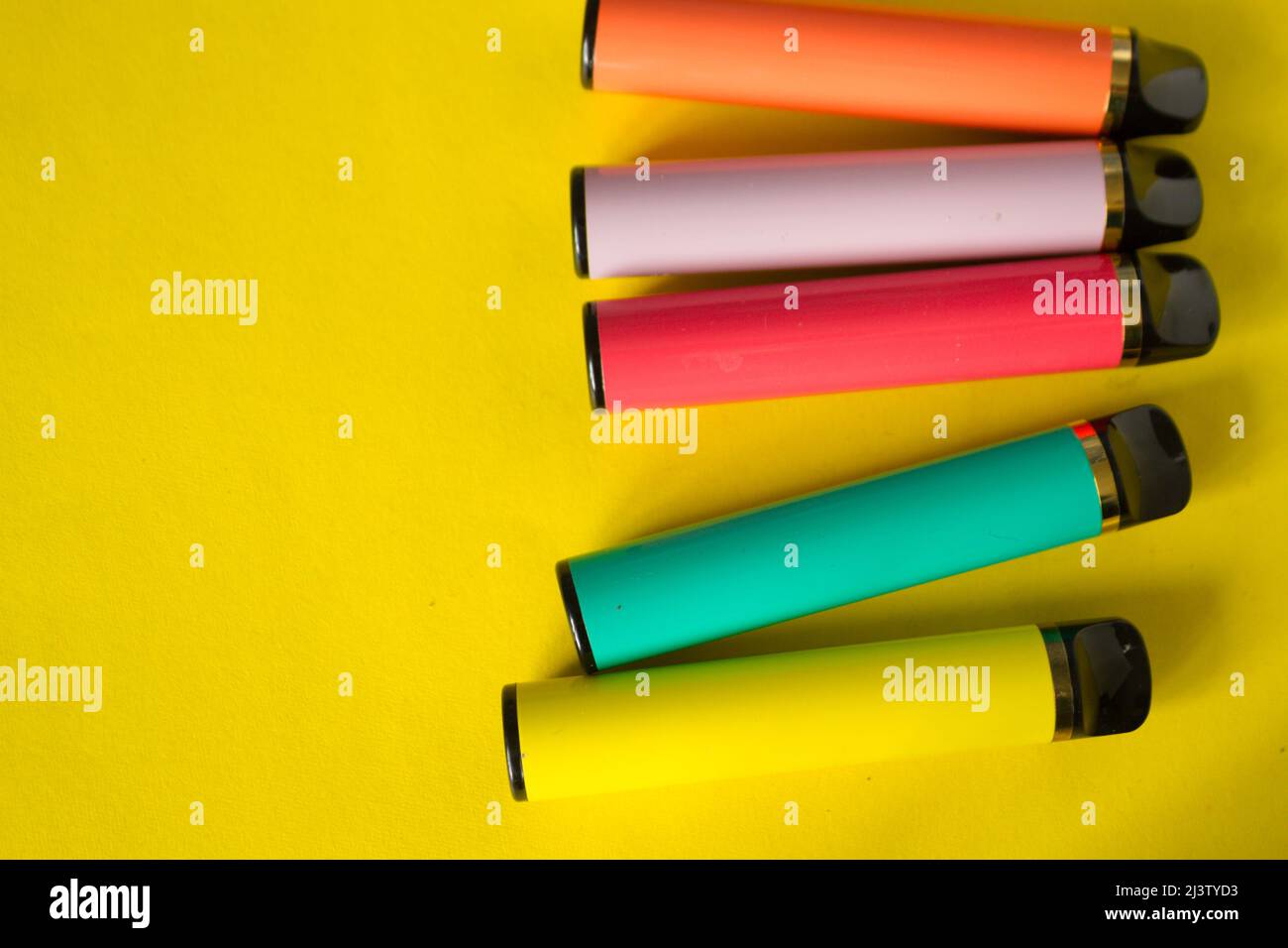 Cigarettes électroniques colorées avec espace de copie Banque D'Images