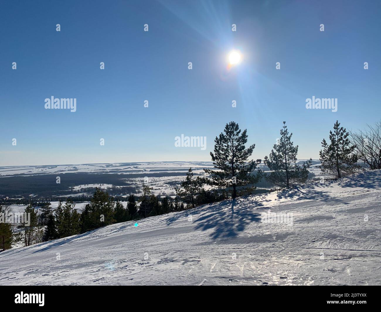 Station de ski en hiver. Jour ensoleillé Banque D'Images