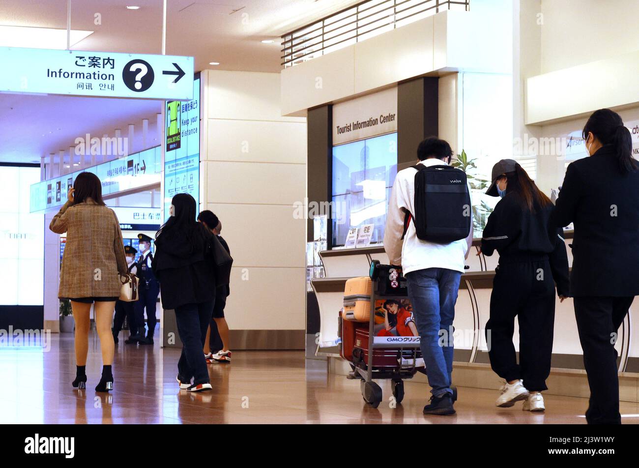 Tokyo, Japon. 10th avril 2022. Les touristes étrangers arrivent au terminal international de l'aéroport Haneda de Tokyo le dimanche 10 avril 2022. Le Japon a assoupli les nouveaux contrôles à la frontière du coronavirus et le plafond quotidien des arrivées à l'étranger a été porté de 7 000 à 10 000. Credit: Yoshio Tsunoda/AFLO/Alay Live News Banque D'Images
