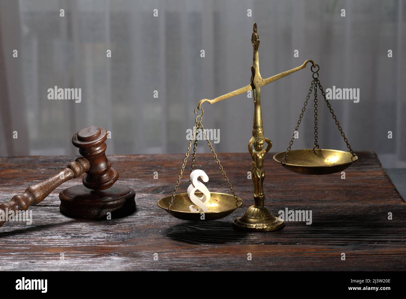 Les juges en bois ont droit et symbole de la loi et de la justice sur table dans une salle d'audience ou un bureau d'application de la loi sur fond sombre Banque D'Images