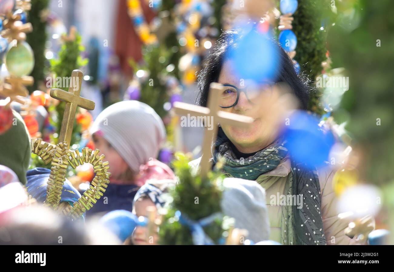 Bad Saulgau, Allemagne. 10th avril 2022. Une femme participe à la procession du dimanche des palmiers. Pour les chrétiens, ce jour marque le début de la semaine Sainte. Les fidèles commémorent alors l'entrée de Jésus à Jérusalem. Ses disciples auraient acclamé Christ à ce moment-là et auraient jeté des branches de palmier sur son chemin. Credit: Thomas Warnack/dpa/Alay Live News Banque D'Images