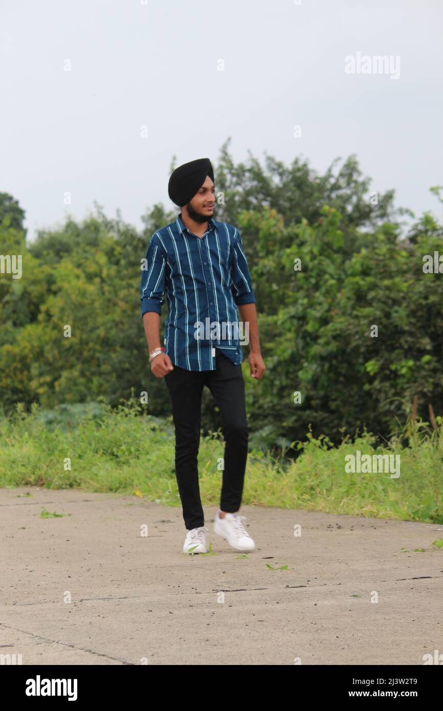 Portrait de jeune Indien sikh heureux beau avec sourire, Mumbai, Inde, septembre 2021 Banque D'Images