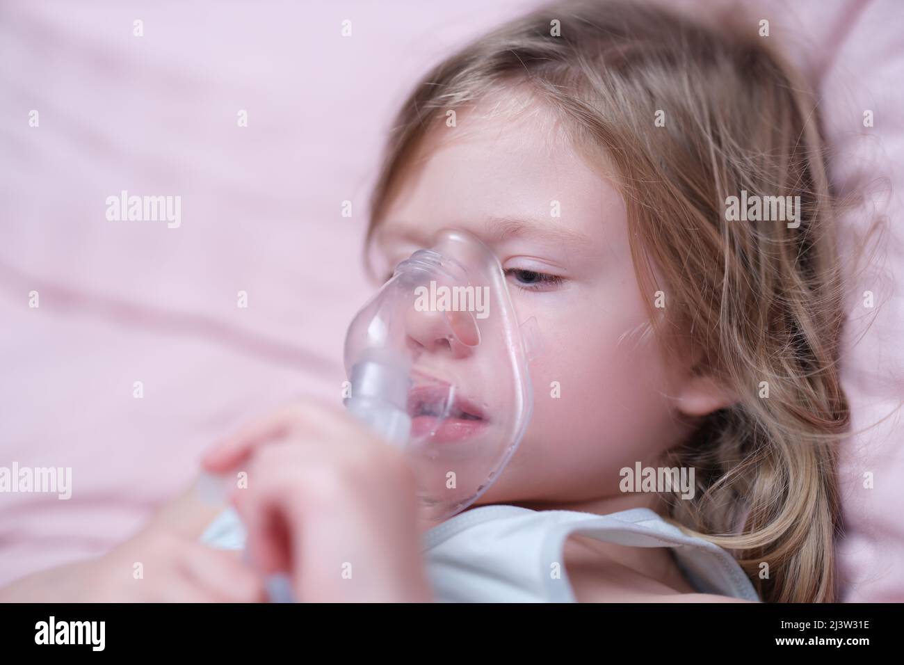 Petite fille faisant inhalation de drogue hormonale en utilisant nébuliseur Banque D'Images