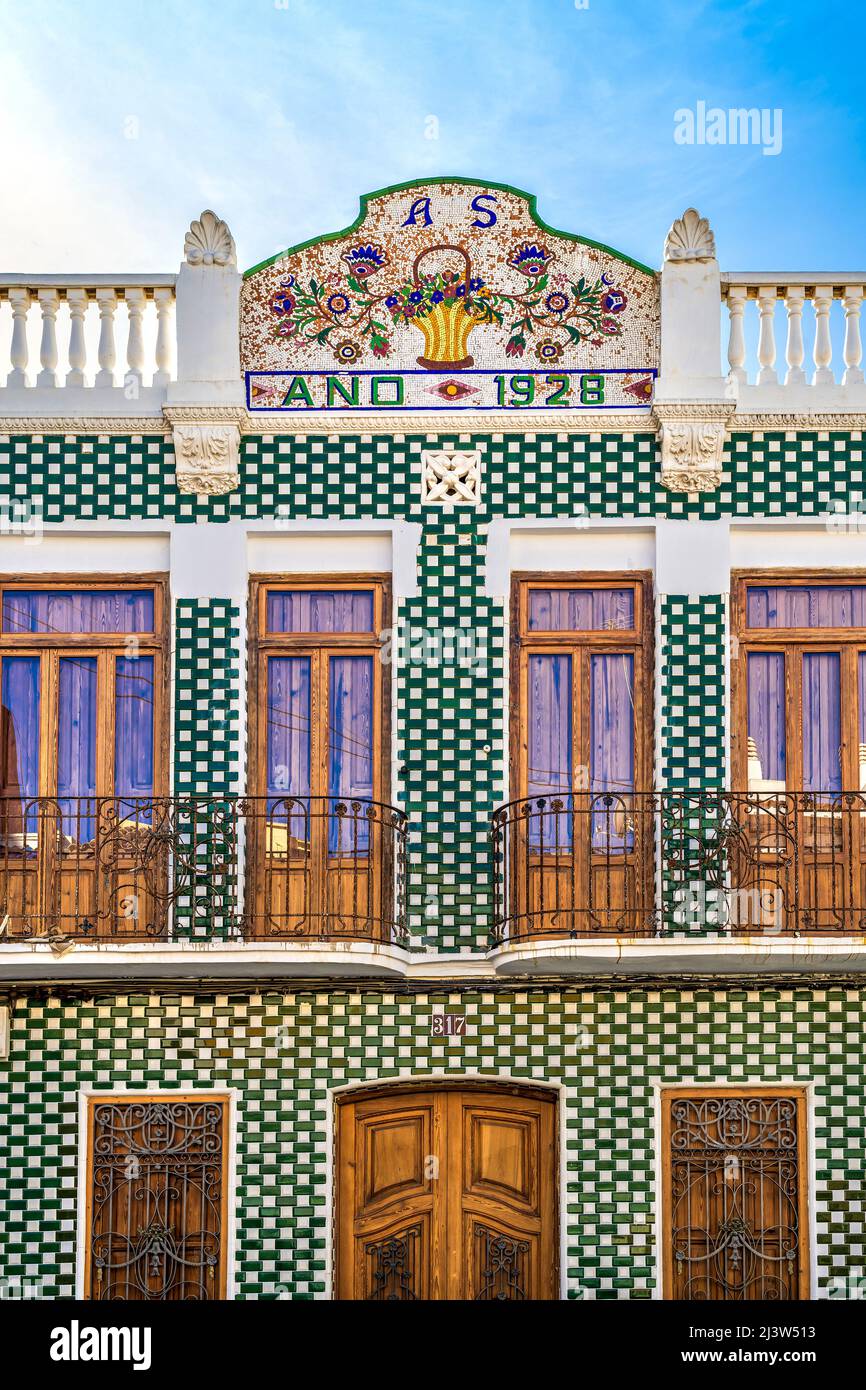 Façade en céramique colorée d'une maison moderne traditionnelle dans le quartier El Cabanyal, Valence, Communauté Valencienne, Espagne Banque D'Images