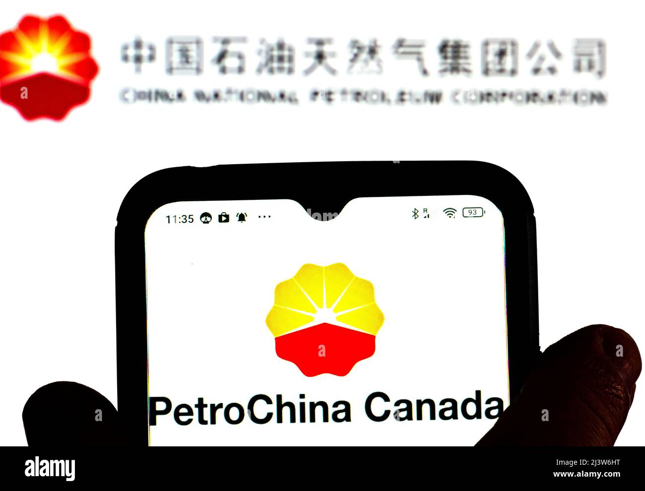 Dans cette illustration, le logo de PetroChina Canada est affiché sur un écran de téléphone intelligent avec un logo de China National Petroleum Corporation en arrière-plan Banque D'Images