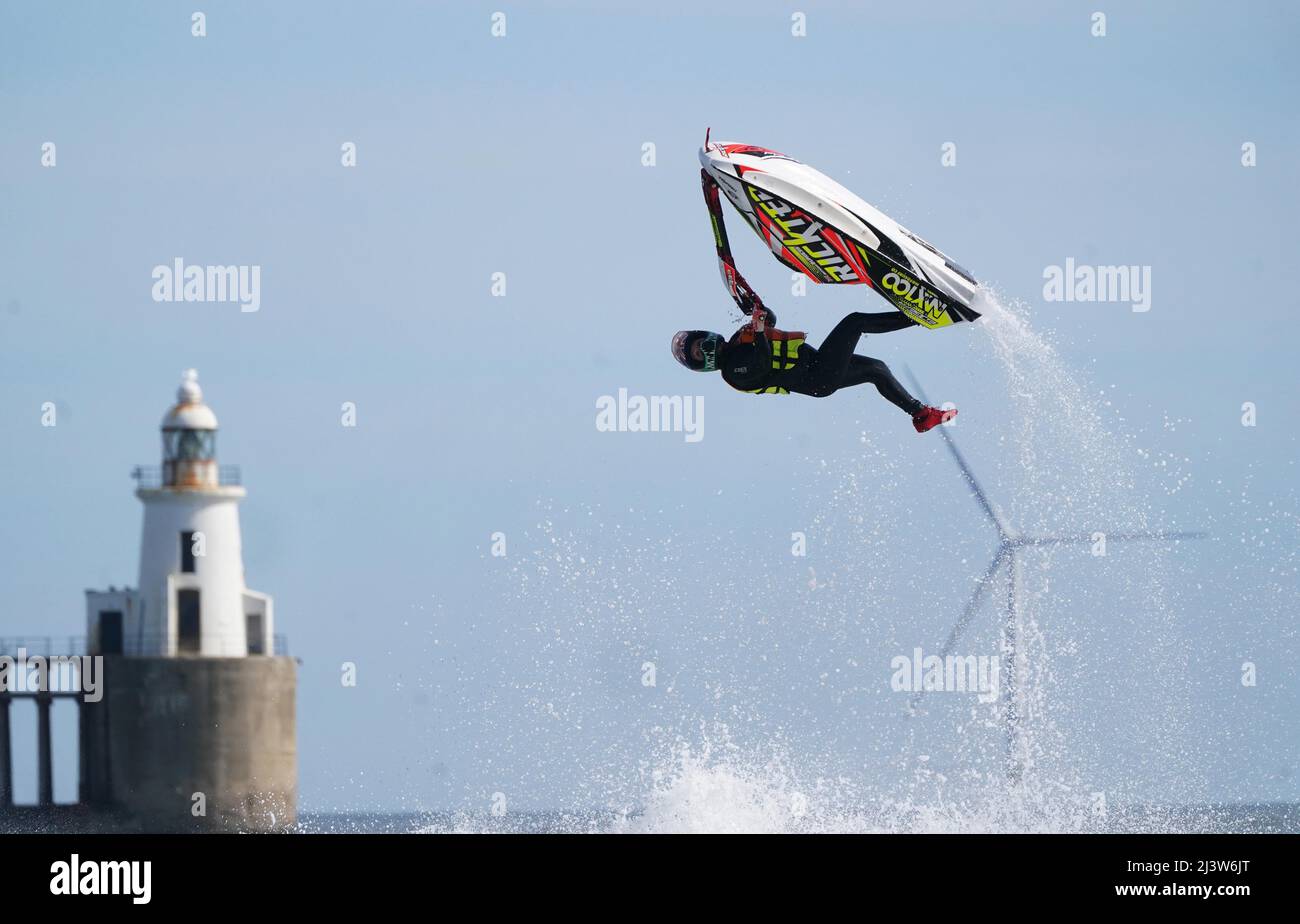 Anthony Burgess pratique son acrobatique sur un jet ski à Blyth Beach à Northumberland, sur la côte nord-est. Date de la photo: Dimanche 10 avril 2022. Banque D'Images