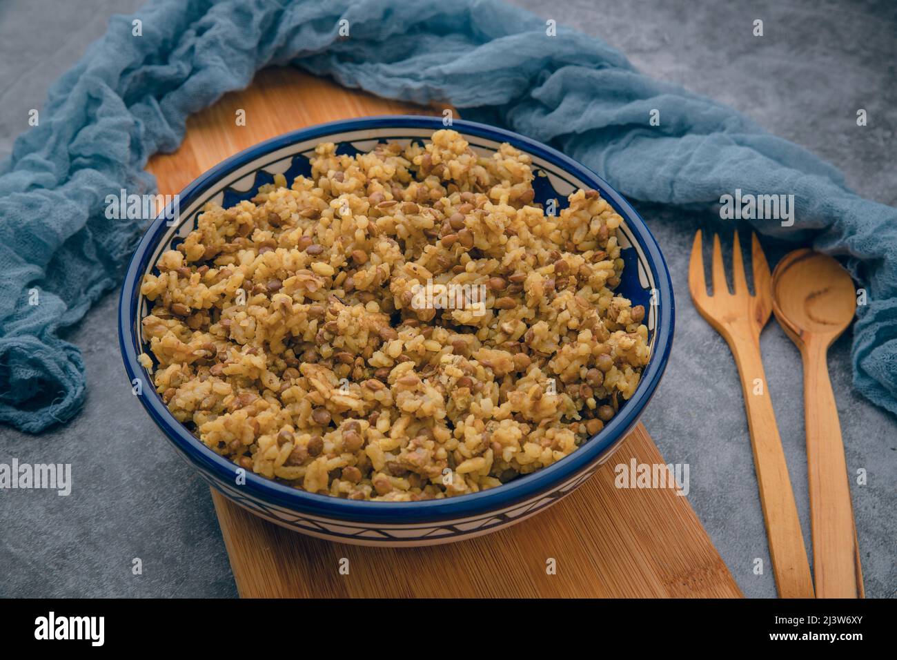 Mujadara - lentilles et riz pilaf, cuisine du Moyen-Orient recette traditionnel arabe Banque D'Images