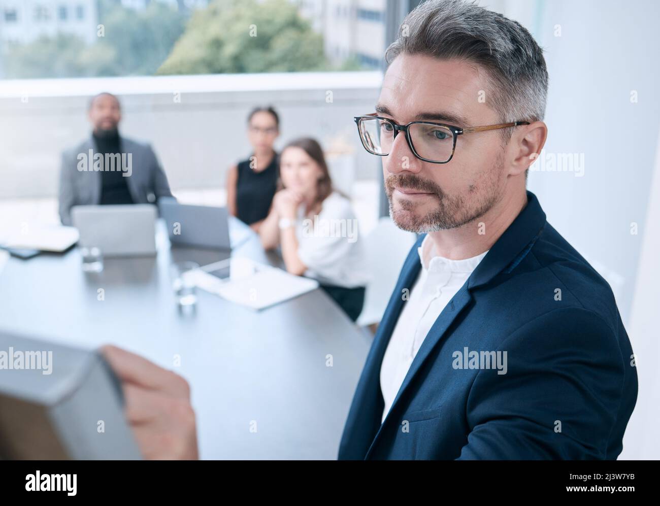 Développer un grand plan à suivre par son équipe. Photo d'un homme d'affaires mature utilisant un tableau blanc lors d'une présentation dans un bureau. Banque D'Images