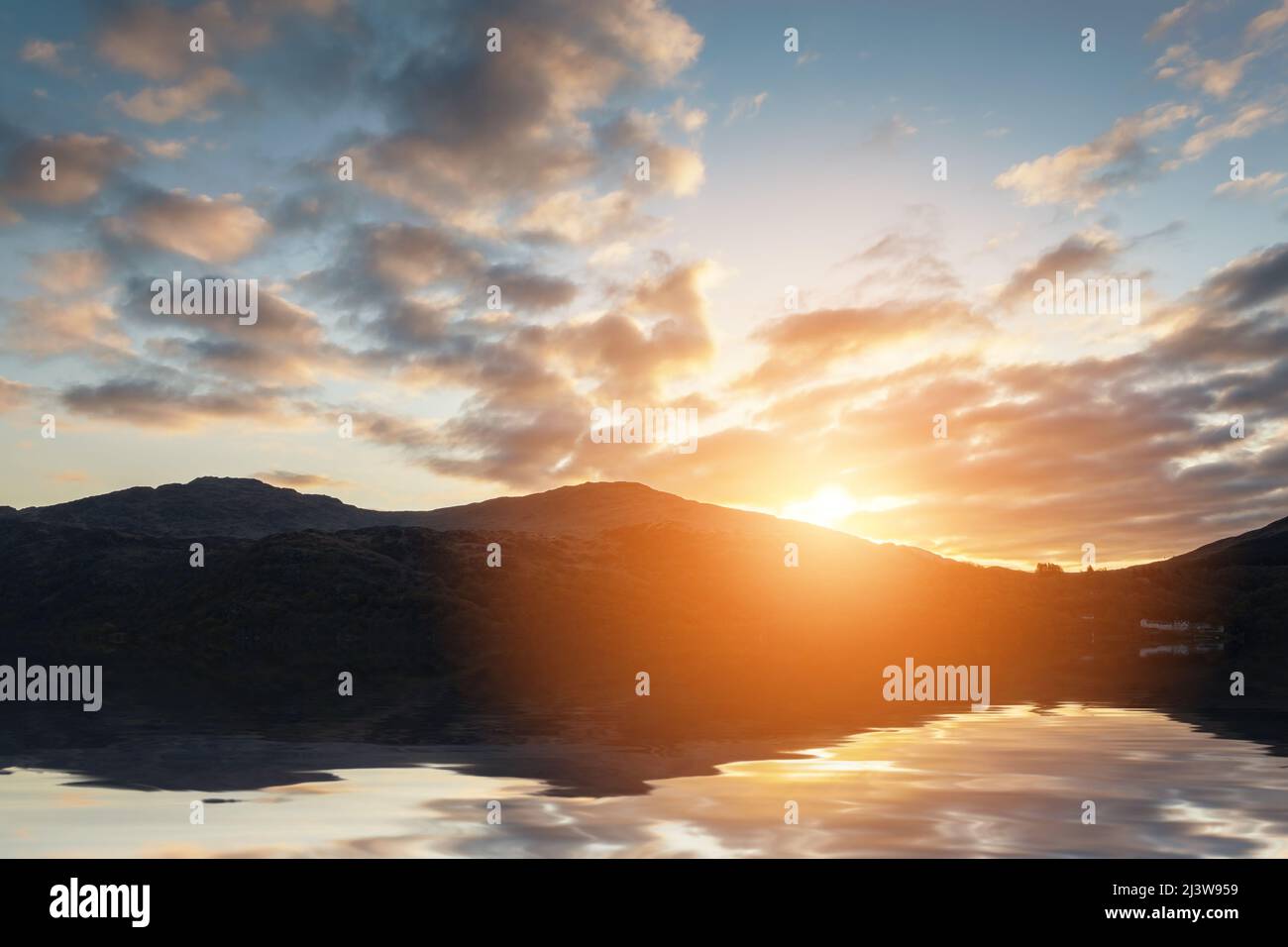 Coucher de soleil aux couleurs intenses et magnifiques nuages au-dessus d'un lac Banque D'Images