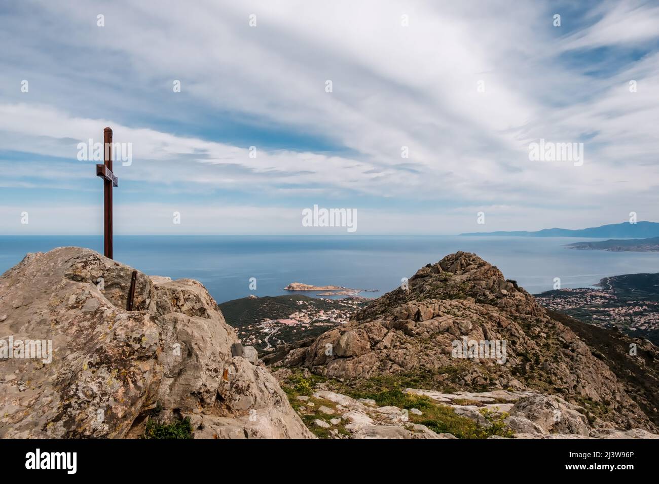 Vue sur la Pietra, le rocher rouge de l'Ile Rousse, sur la côte de la Balagne, en Corse, au sommet de Cima Sant' Anghjulu Banque D'Images