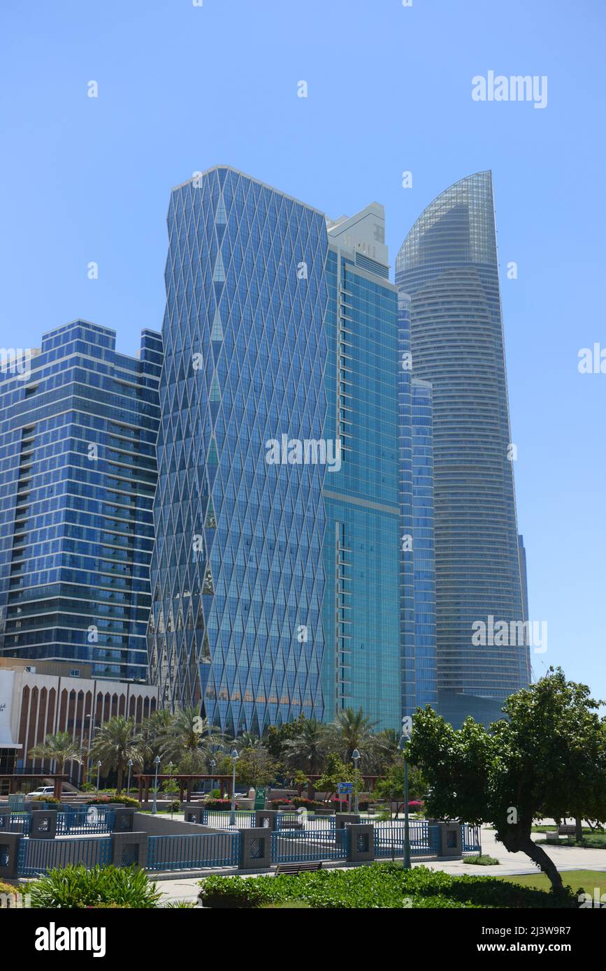 Tour Al Jazeera, tour de la mer et tour Landmark le long de la route Corniche à Abu Dhabi, Émirats Arabes Unis. Banque D'Images