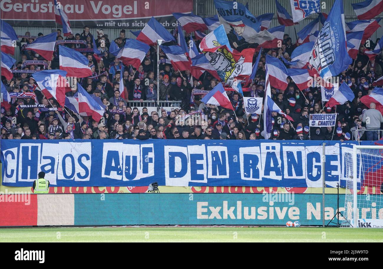 Kiel, Allemagne. 10th avril 2022. Soccer : 2. Bundesliga, Holstein Kiel - Hamburger SV, Matchday 29, stade Holstein. Les fans de Holstein Kiel ont accroché une bannière lisant "le chaos dans les stands". Crédit : Axel Heimken/dpa - REMARQUE IMPORTANTE : Conformément aux exigences de la DFL Deutsche Fußball Liga et de la DFB Deutscher Fußball-Bund, il est interdit d'utiliser ou d'avoir utilisé des photos prises dans le stade et/ou du match sous forme de séquences et/ou de séries de photos de type vidéo./dpa/Alay Live News Banque D'Images