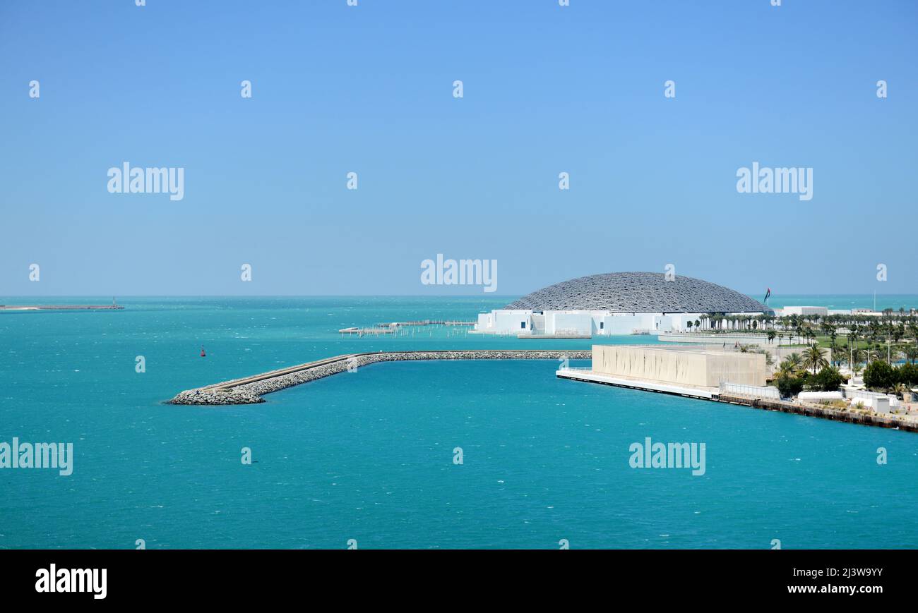 Le magnifique musée du Louvre Abu Dhabi sur l'île de Saadiyat à Abu Dhabi, Émirats arabes Unis. Banque D'Images