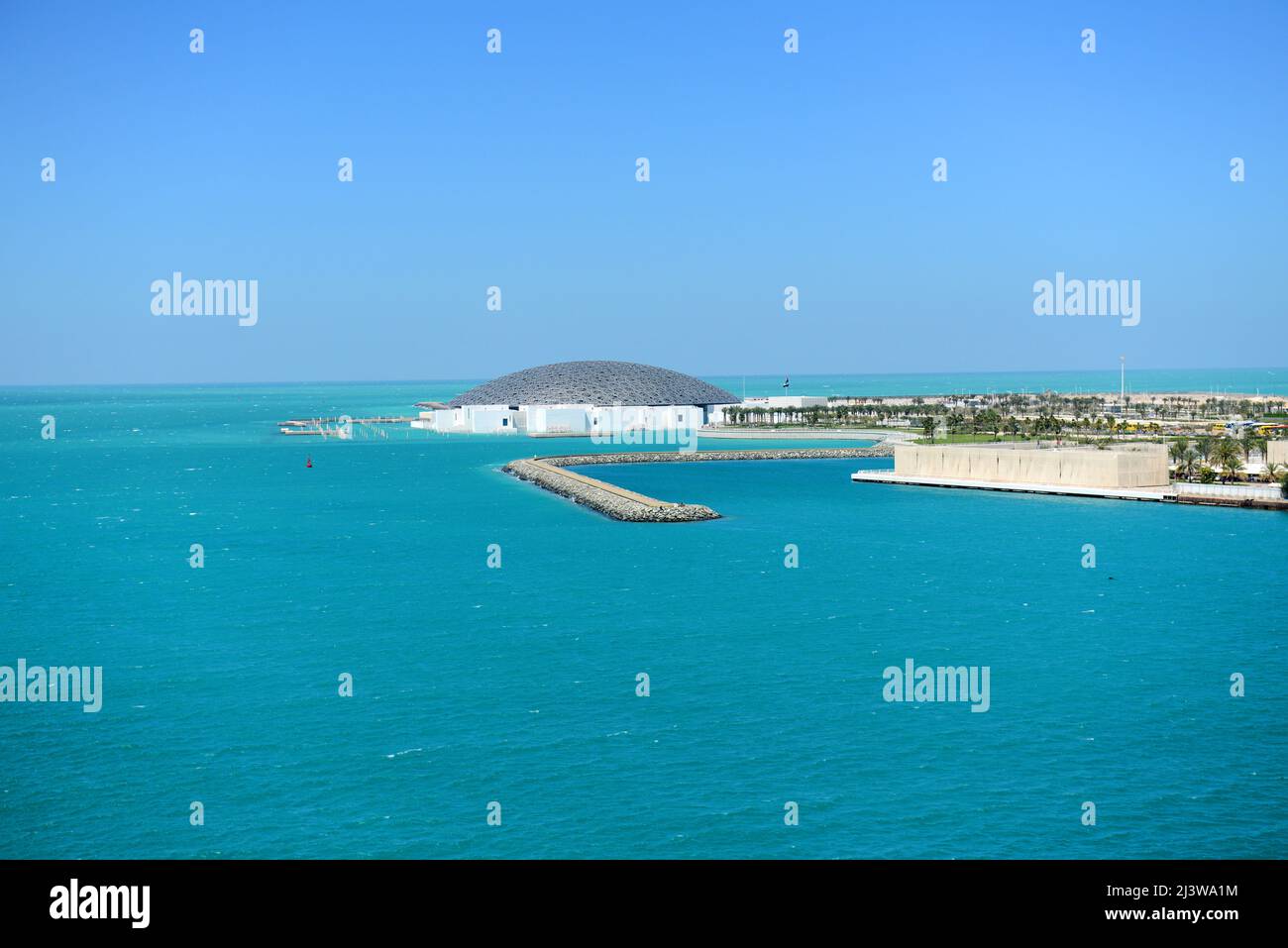 Le magnifique musée du Louvre Abu Dhabi sur l'île de Saadiyat à Abu Dhabi, Émirats arabes Unis. Banque D'Images