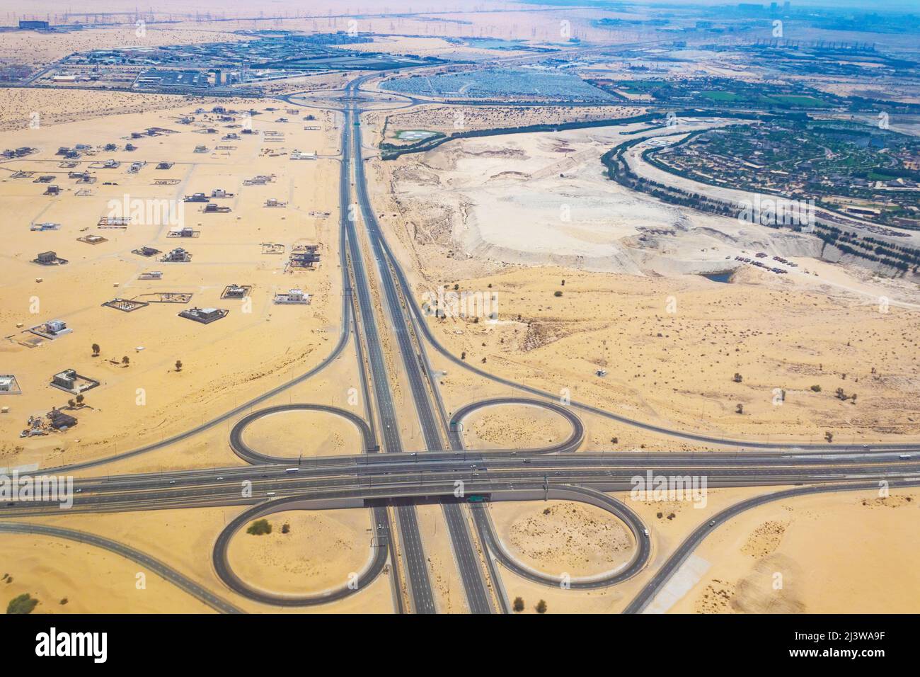 Vue aérienne de l'échange de feuilles de cloverlevers à l'émirat de Sharjah, Émirats arabes Unis, Sharjah est la troisième ville la plus peuplée des Émirats arabes Unis Banque D'Images