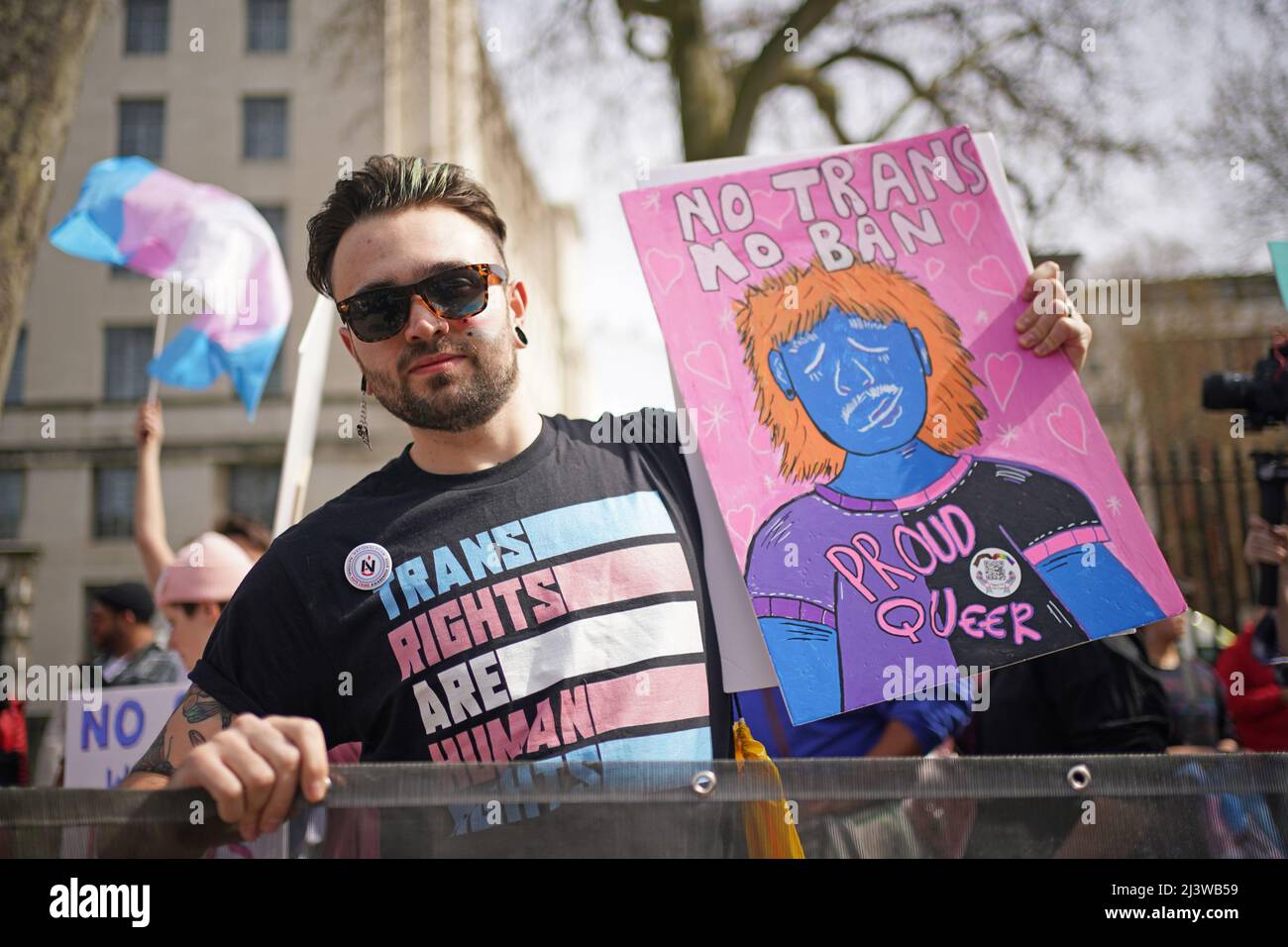 Des gens prennent part à une manifestation devant Downing Street à