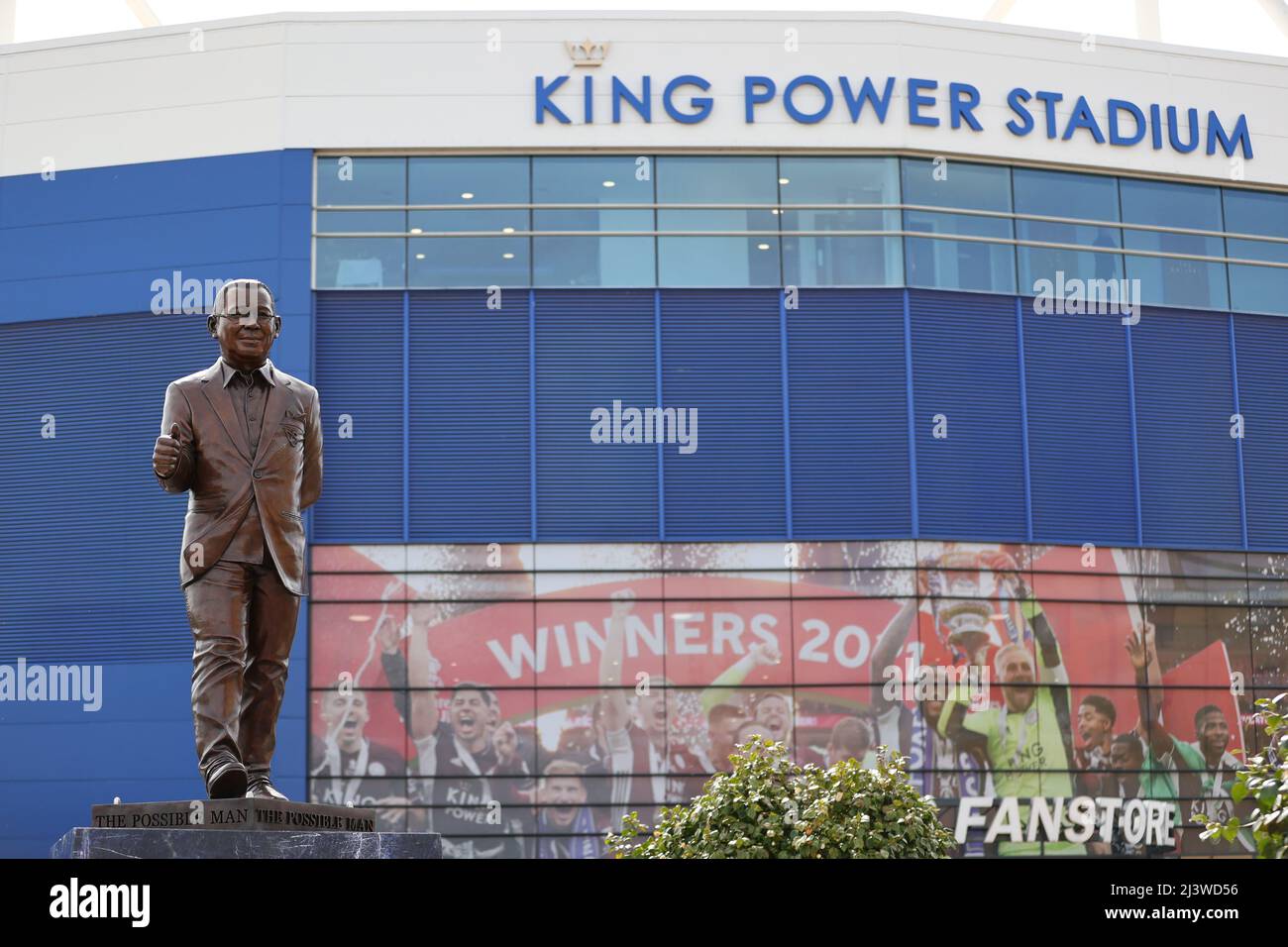 LEICESTER, ROYAUME-UNI. 10th AVRIL : une statue en l'honneur de l'ancien président et propriétaire de Leicester City, Vichai Srivaddhanaprabha, est vue avant le match de la Premier League entre Leicester City et Crystal Palace au King Power Stadium, Leicester, le dimanche 10th avril 2022. (Crédit : James HolyOak | MI News) crédit : MI News & Sport /Alay Live News Banque D'Images