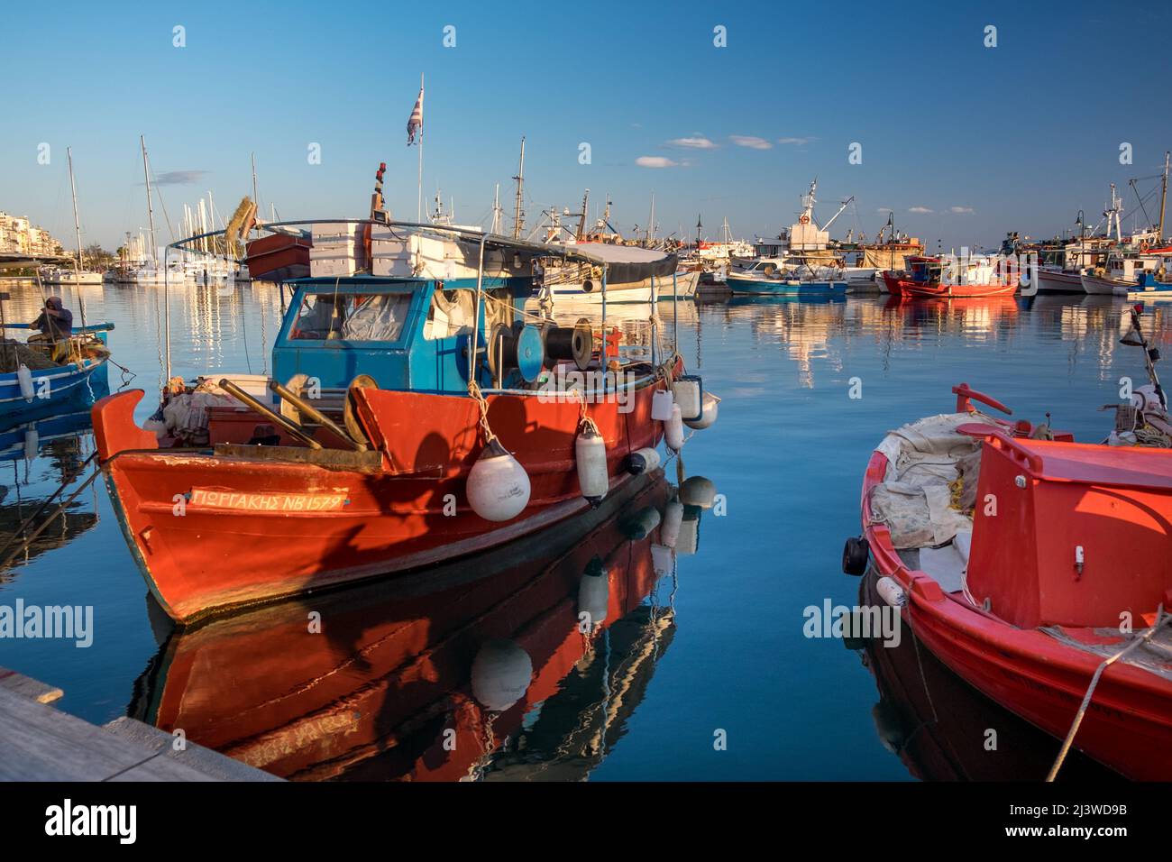 Paysage de bord de mer avec bateaux de pêche sur le port de Volos, Grèce Banque D'Images