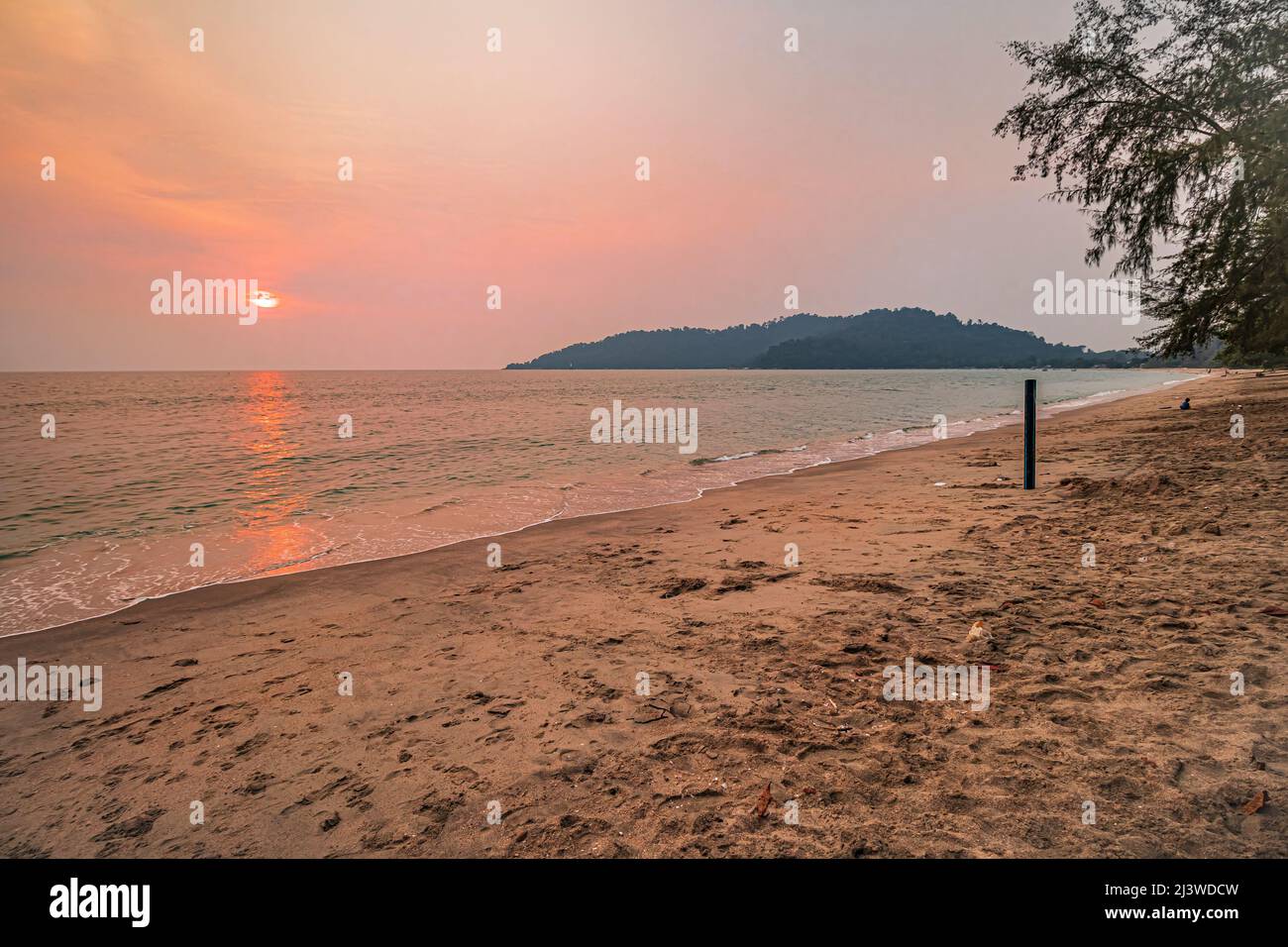 Coucher de soleil sur la plage de Teluk Segari à Lumut de Perak, Malaisie. Banque D'Images