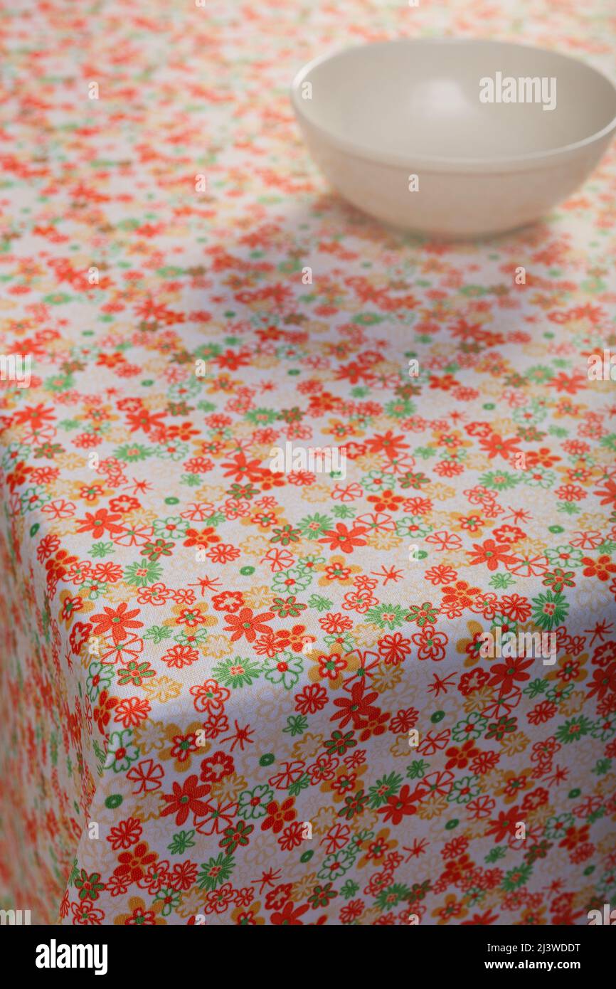 Nappe et tasses de couleur sur la table. Banque D'Images