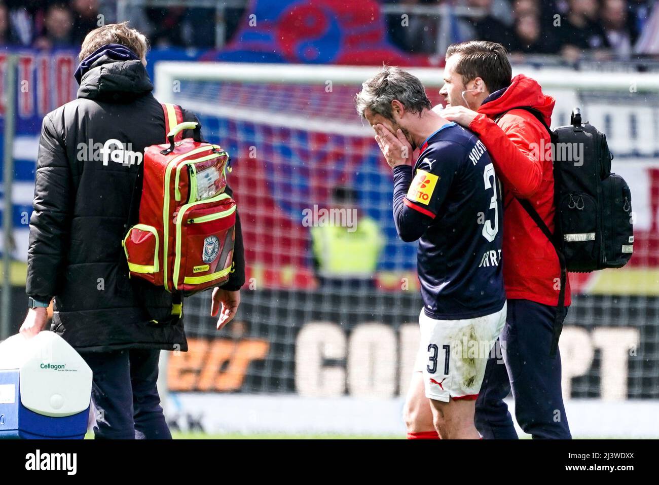 Kiel, Allemagne. 10th avril 2022. Soccer : 2. Bundesliga, Holstein Kiel - Hamburger SV, Matchday 29, Holstein-Stadion. Les Bartels fin de Kiel sont retirés du champ avec une blessure. Crédit : Axel Heimken/dpa - REMARQUE IMPORTANTE : Conformément aux exigences de la DFL Deutsche Fußball Liga et de la DFB Deutscher Fußball-Bund, il est interdit d'utiliser ou d'avoir utilisé des photos prises dans le stade et/ou du match sous forme de séquences et/ou de séries de photos de type vidéo./dpa/Alay Live News Banque D'Images