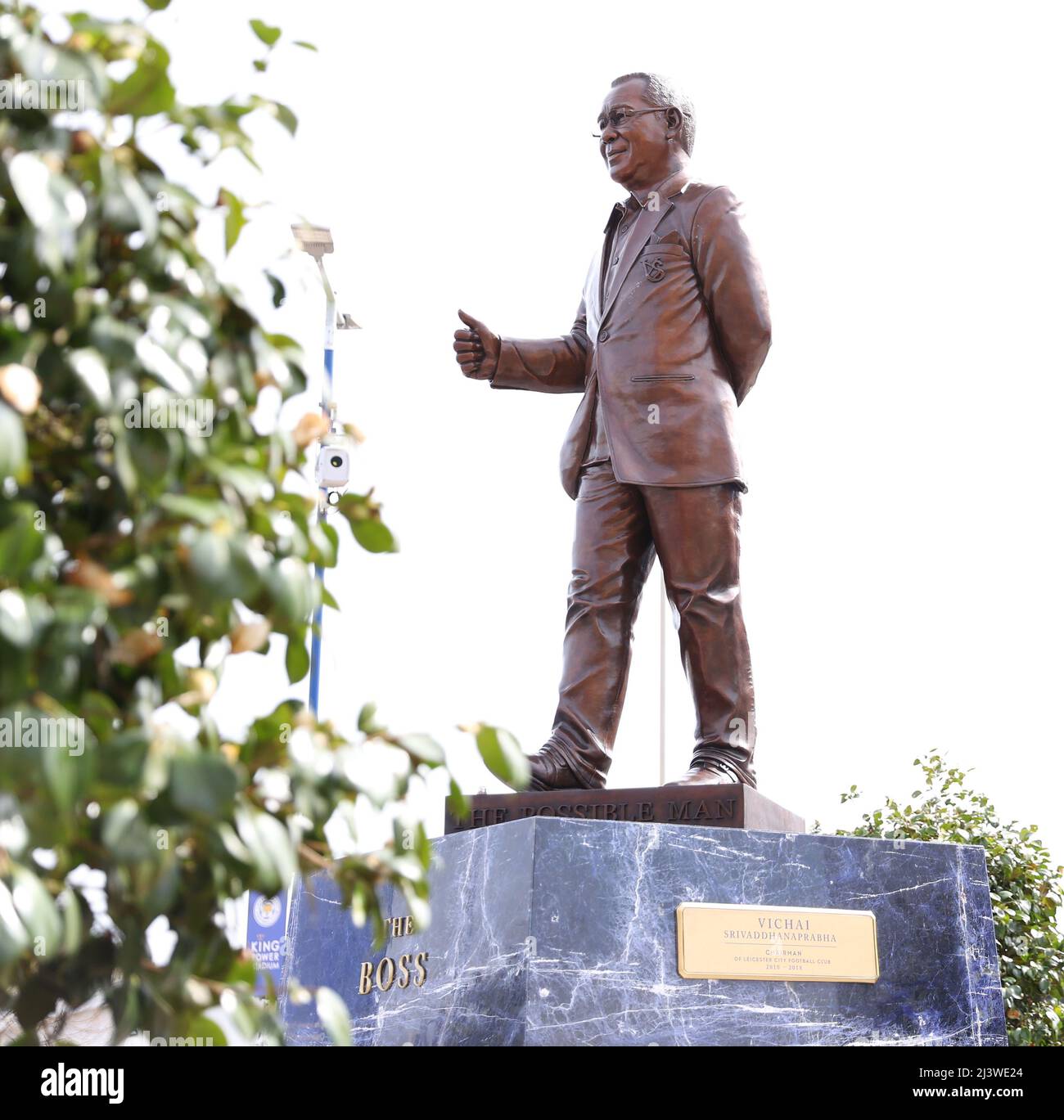 LEICESTER, ROYAUME-UNI. 10th AVRIL : une statue en l'honneur de l'ancien président et propriétaire de Leicester City, Vichai Srivaddhanaprabha, est vue avant le match de la Premier League entre Leicester City et Crystal Palace au King Power Stadium, Leicester, le dimanche 10th avril 2022. (Crédit : James HolyOak | MI News) crédit : MI News & Sport /Alay Live News Banque D'Images