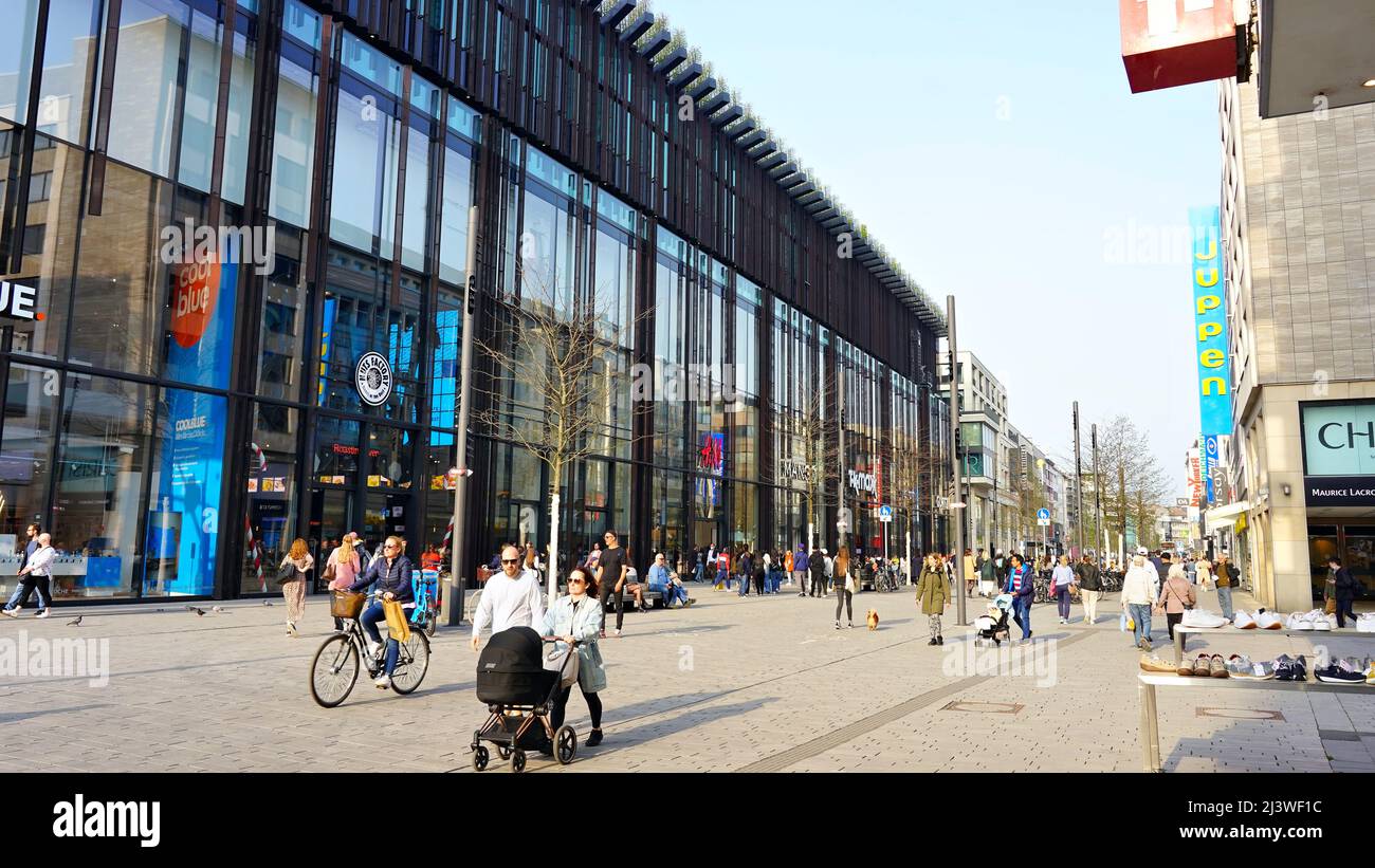 Shadowstraße à Düsseldorf, l'une des rues commerçantes les plus fréquentées et les plus fréquentées d'Allemagne. Banque D'Images