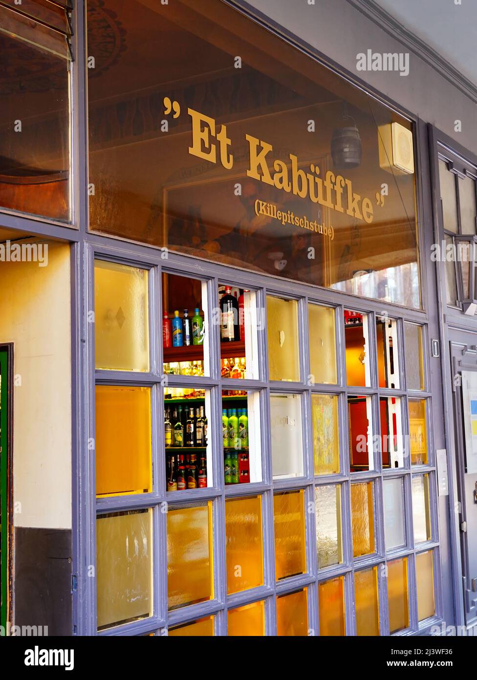 Le bar et le magasin de liqueurs 'et Kabüffke' (Killepitsch-Stube) dans la vieille ville de Düsseldorf. C'est un ancien bar et une attraction touristique. Banque D'Images